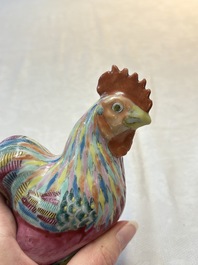 * A pair of Chinese famille rose models of roosters, 18/19th C.