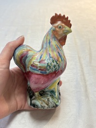 * A pair of Chinese famille rose models of roosters, 18/19th C.