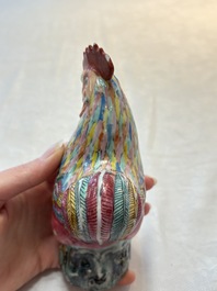 * A pair of Chinese famille rose models of roosters, 18/19th C.