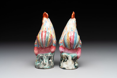 * A pair of Chinese famille rose models of roosters, 18/19th C.