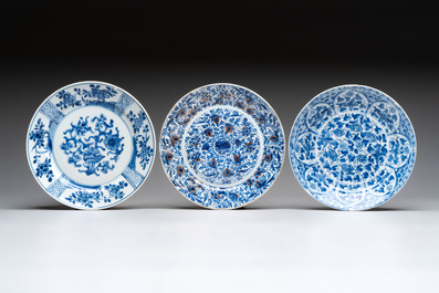 15 Chinese blue and white plates with floral and 'shou 壽' design, Yongzheng mark, 18th C.