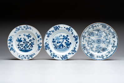 15 Chinese blue and white plates with floral and 'shou 壽' design, Yongzheng mark, 18th C.