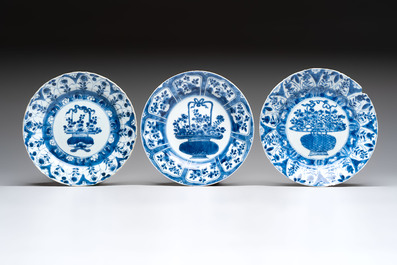 15 Chinese blue and white plates with floral and 'shou 壽' design, Yongzheng mark, 18th C.