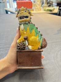 A Chinese sancai-glazed parrot, a pair of Buddhist lions and a 'Shou 壽' ewer, 19/20th C.