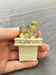 A Chinese sancai-glazed parrot, a pair of Buddhist lions and a 'Shou 壽' ewer, 19/20th C.