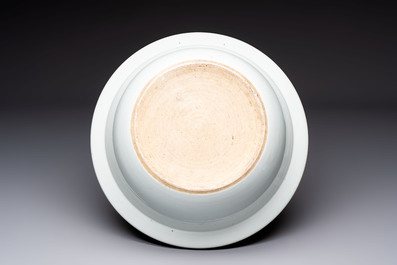 A Chinese qianjiang cai 'antiquities' covered vase and a basin with figural design, signed Yu Yicheng 俞意誠 and Xu Shanqin 徐善琴, 19th C., one dated 1893