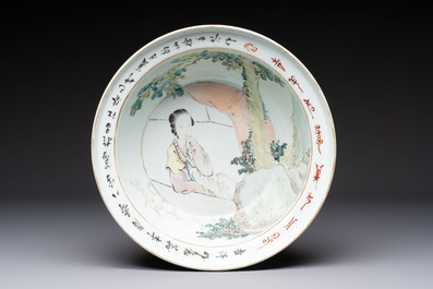 A Chinese qianjiang cai 'antiquities' covered vase and a basin with figural design, signed Yu Yicheng 俞意誠 and Xu Shanqin 徐善琴, 19th C., one dated 1893