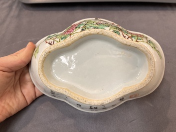 A varied collection of 15 Chinese famille rose and verte wares, 19/20th C.