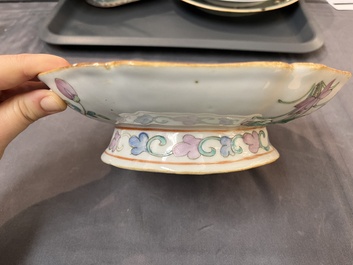 A varied collection of 15 Chinese famille rose and verte wares, 19/20th C.