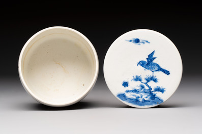 A Chinese blue and white Wang-Bu-style go stones or Yunzi 雲子 box, a four-tier stacking box and a covered jar, 19th C.