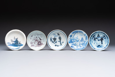 A varied collection of 13 Delftware saucers and bowls, 17/18th C.