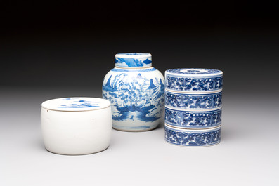 A Chinese blue and white Wang-Bu-style go stones or Yunzi 雲子 box, a four-tier stacking box and a covered jar, 19th C.