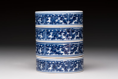 A Chinese blue and white Wang-Bu-style go stones or Yunzi 雲子 box, a four-tier stacking box and a covered jar, 19th C.