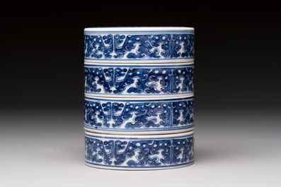 A Chinese blue and white Wang-Bu-style go stones or Yunzi 雲子 box, a four-tier stacking box and a covered jar, 19th C.