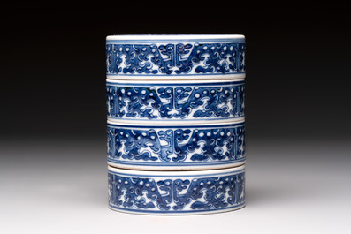 A Chinese blue and white Wang-Bu-style go stones or Yunzi 雲子 box, a four-tier stacking box and a covered jar, 19th C.