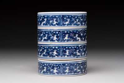 A Chinese blue and white Wang-Bu-style go stones or Yunzi 雲子 box, a four-tier stacking box and a covered jar, 19th C.