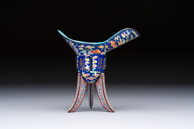 A Chinese Canton enamel tripod ritual wine vessel with bats and 'Shou' design, 'Jue 爵', 19th C.