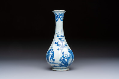An unusual octagonal blue and white Dutch Delft chinoiserie vase in Transitional style, 17th C.