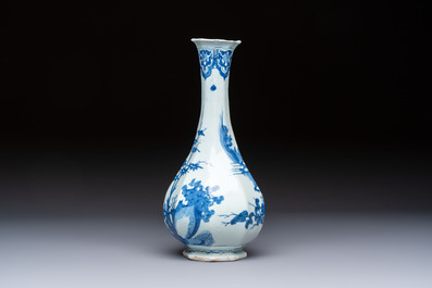 An unusual octagonal blue and white Dutch Delft chinoiserie vase in Transitional style, 17th C.
