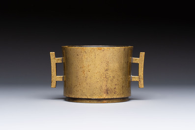 A Chinese bronze censer with 'Ji' handles, Xuande mark, 17/18th C.