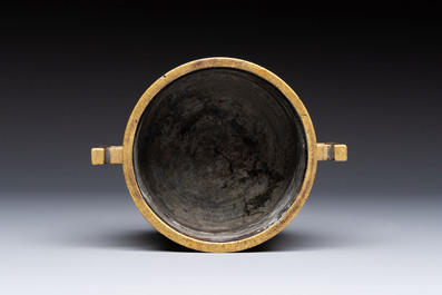 A Chinese bronze censer with 'Ji' handles, Xuande mark, 17/18th C.
