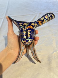 A Chinese Canton enamel tripod ritual wine vessel with bats and 'Shou' design, 'Jue 爵', 19th C.