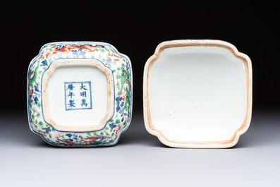 A Chinese wucai square box and cover with dragon and peony design, Wanli mark, 19/20th C.