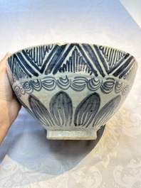 A large Chinese blue and white 'Lotus' bowl, Song Yu 松玉 mark, Anyuan Bantiantang kiln, 17th C.