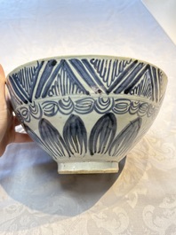 A large Chinese blue and white 'Lotus' bowl, Song Yu 松玉 mark, Anyuan Bantiantang kiln, 17th C.