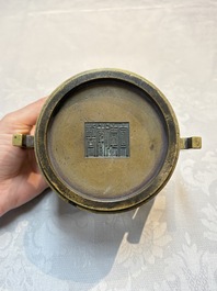 A Chinese bronze censer with 'Ji' handles, Xuande mark, 17/18th C.