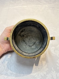 A Chinese bronze censer with 'Ji' handles, Xuande mark, 17/18th C.