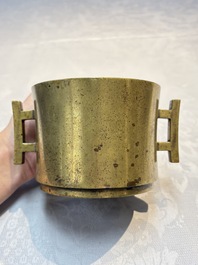 A Chinese bronze censer with 'Ji' handles, Xuande mark, 17/18th C.