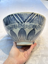 A large Chinese blue and white 'Lotus' bowl, Song Yu 松玉 mark, Anyuan Bantiantang kiln, 17th C.