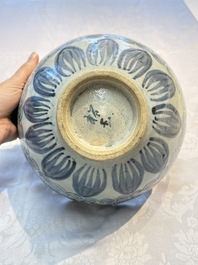 A large Chinese blue and white 'Lotus' bowl, Song Yu 松玉 mark, Anyuan Bantiantang kiln, 17th C.