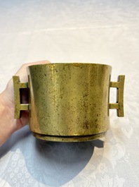 A Chinese bronze censer with 'Ji' handles, Xuande mark, 17/18th C.