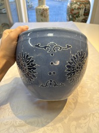 A Chinese blue and white scroll pot with Buddhist flower design, 18/19th C.