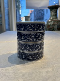 A Chinese blue and white Wang-Bu-style go stones or Yunzi 雲子 box, a four-tier stacking box and a covered jar, 19th C.