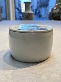 A Chinese blue and white Wang-Bu-style go stones or Yunzi 雲子 box, a four-tier stacking box and a covered jar, 19th C.