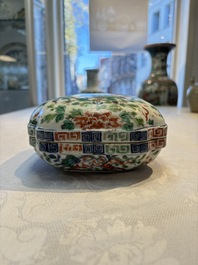 A Chinese wucai square box and cover with dragon and peony design, Wanli mark, 19/20th C.