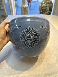 A Chinese blue and white scroll pot with Buddhist flower design, 18/19th C.