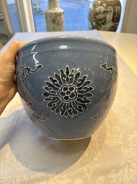 A Chinese blue and white scroll pot with Buddhist flower design, 18/19th C.