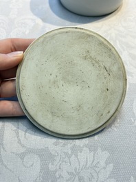 A Chinese blue and white Wang-Bu-style go stones or Yunzi 雲子 box, a four-tier stacking box and a covered jar, 19th C.