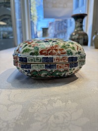 A Chinese wucai square box and cover with dragon and peony design, Wanli mark, 19/20th C.