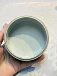 A Chinese blue and white Wang-Bu-style go stones or Yunzi 雲子 box, a four-tier stacking box and a covered jar, 19th C.