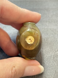 Four Chinese snuff bottles and three vases, 19th C.