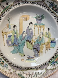 A pair of Chinese Canton famille verte plates with figural design, 19th C.