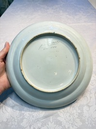 A pair of Chinese Canton famille verte plates with figural design, 19th C.