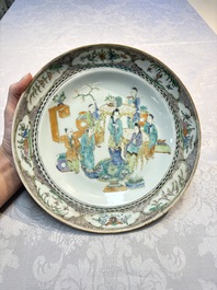 A pair of Chinese Canton famille verte plates with figural design, 19th C.