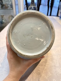 A Japanese Imari vase and cover with floral relief design, Edo, 17/18th C.