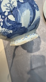 An unusual octagonal blue and white Dutch Delft chinoiserie vase in Transitional style, 17th C.